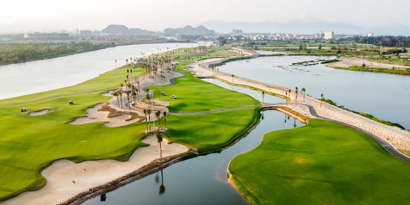 Sự kết hợp trong cùng một câu lạc bộ giữa hai sân Gôn độc đáo và đẳng cấp của những nhà thiết kế gôn hàng đầu tại BRG Đà Nẵng Golf Resort là rất hiếm trên thế giới.