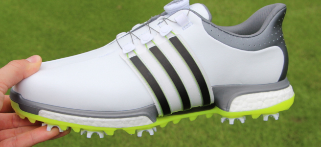 Chọn giày golf phù hợp cũng là biện pháp khắc phục chấn thương đầu gối