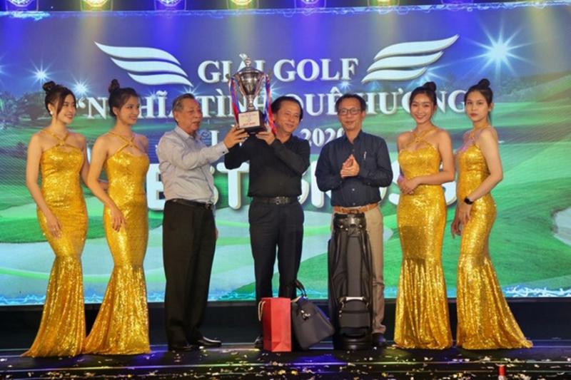 Nhà vô địch giải golf Nghĩa tình Quê hương lần hai Huỳnh Việt Thương (Ảnh: báo Thanh Niên)