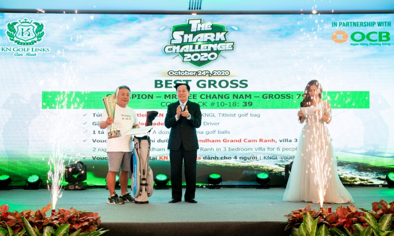 Golfer Lee Chang Nam nhận cúp Best Gross từ ông Lê Văn Kiểm, Chủ tịch Tập đoàn Đầu tư KN Cam Ranh