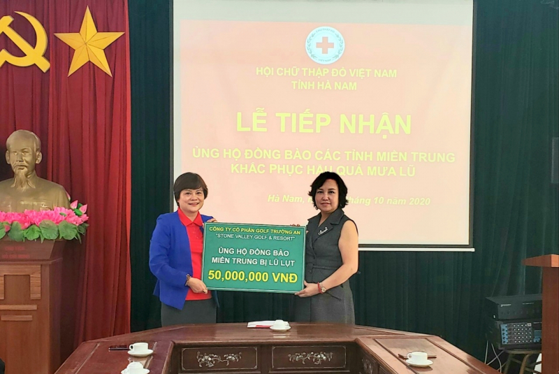 Phó TGĐ Công ty CP Golf Trường An trao 50 triệu đồng ủng hộ đồng bào miền Trung cho đại diện Hội Chữ thập đỏ Việt Nam (Ảnh: Sân golf Kim Bảng)