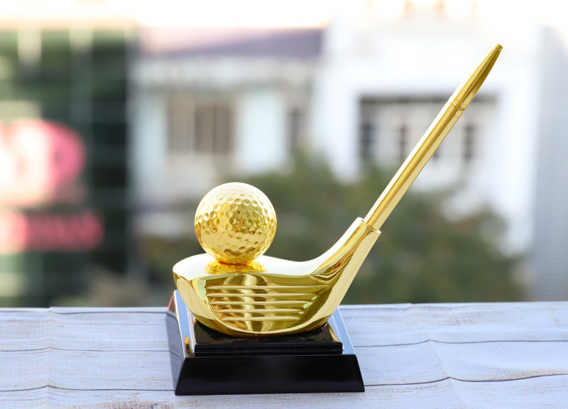 Gây golf mạ vàng để bàn - quà tặng Golden Gift Việt Nam tài trợ trong giải đấu