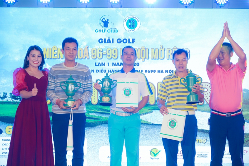Hoa hậu doanh nhân thế giới người Việt năm 2017 Đàm Hương Thủy, thành viên của khóa 96-99 (ngoài cùng, trái) trao giải cho các golfer