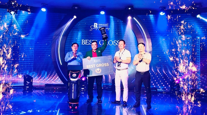 Golfer Hà Ngọc Hoàng Lộc (thứ 2, trái sang) đã xuất sắc giành giải Best Gross