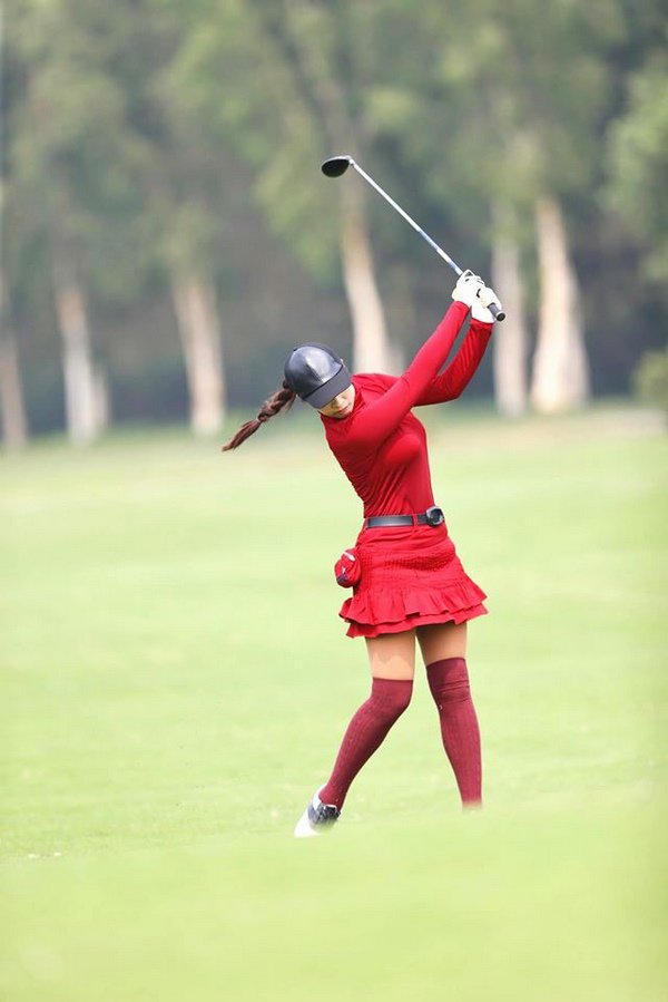 Thời trang chơi golf năng động đẳng cấp của Hoa hậu Đỗ Mỹ Linh