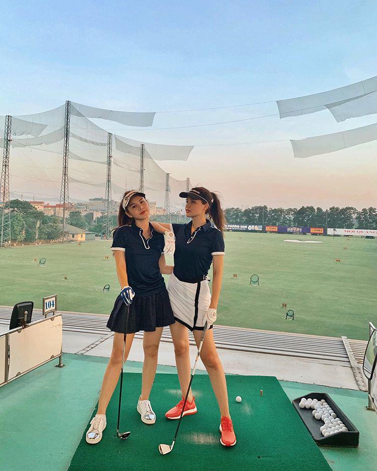 MC Thu Hoài (trái) diện chân váy golf xếp ly