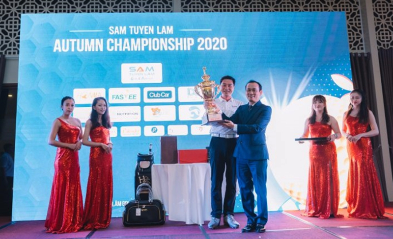 Ông Chu Đức Tâm, Phó TGĐ SAM Tuyền Lâm trao giải cho golfer Kim Myung Su