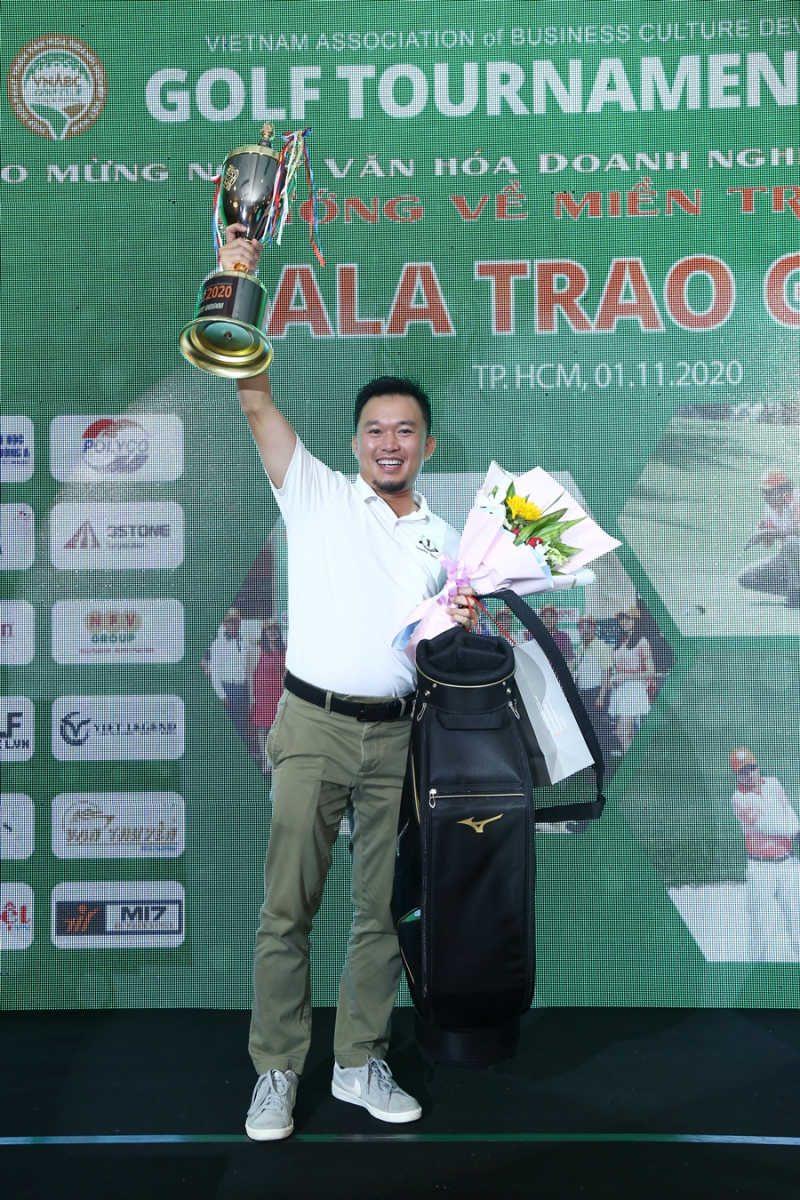 Golfer Đặng Minh Trung nhận giải Best Gross