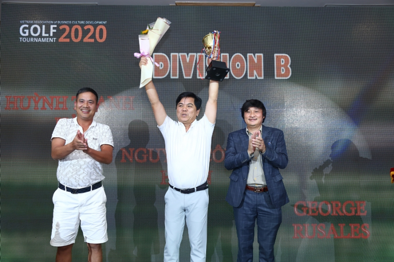 Golfer Huỳnh Thanh Hải nhận giải Nhất bảng A