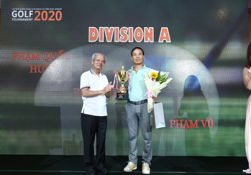 Golfer Phạm Quốc Huy nhận giải Nhất bảng A