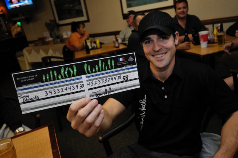 Edwards và bảng điểm ấn tượng của mình (Ảnh: Golf Digest)