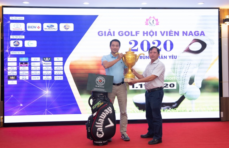 Golfer Nguyễn Minh Tuấn nhận cúp vô địch