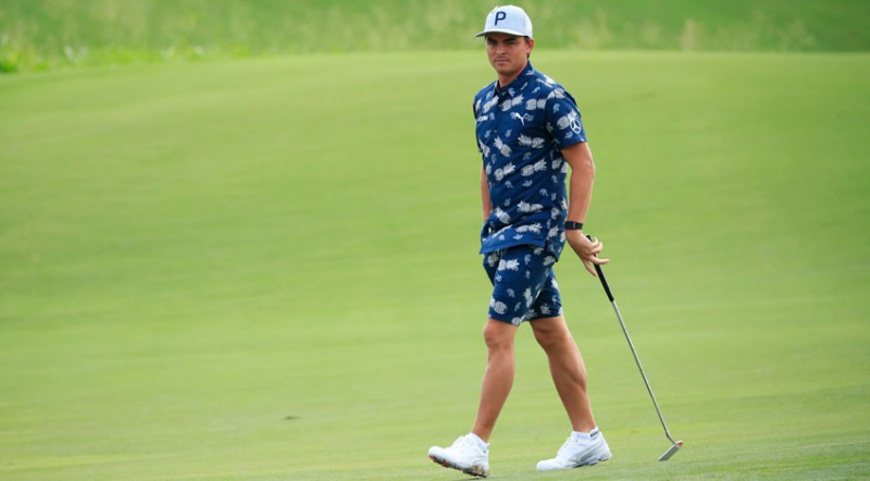 Golfer Rickie Fowler diện quần short và áo sơ mi của Puma Golf