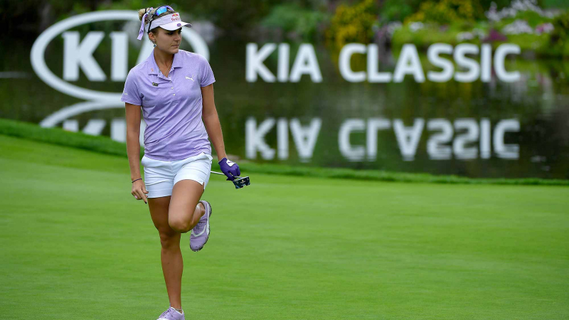 Tại giải Kia Classic 2018, golfer Lexi Thompson nổi bật với quần short trắng, áo thun, giày và nón lưỡi trai màu tím