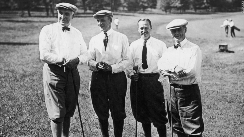 Tổng thống Warren Harding (trái ảnh) chơi golf tại Long Island năm 1921.