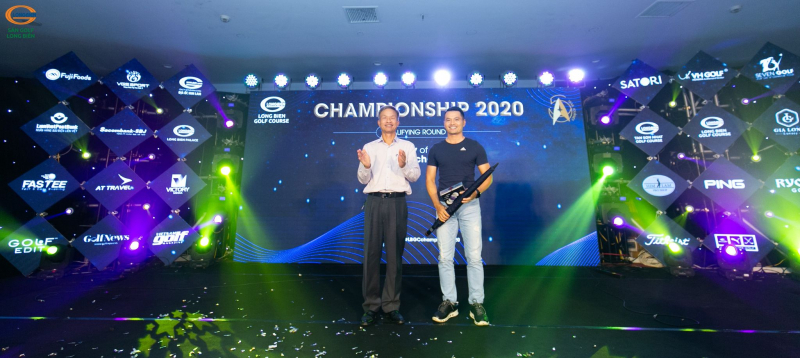 Golfer Thái Trung Hiếu (áo đen) đạt giải người ghi nhiều birdie nhất