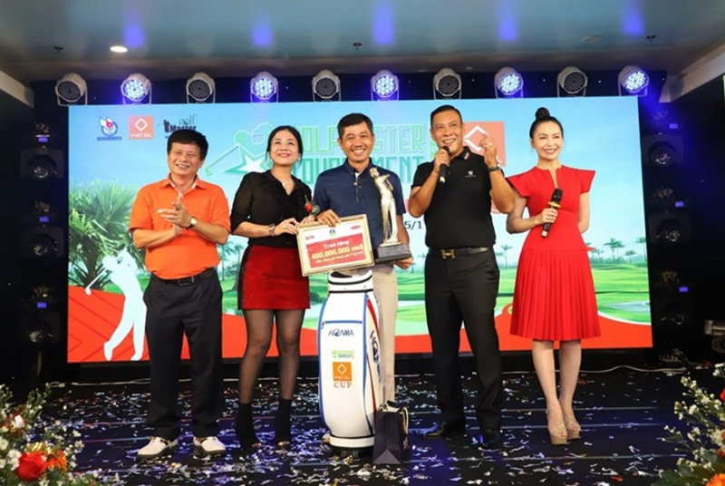 Golfer Huỳnh Cao Quý nhận giải Best Gross (Ảnh: báo Lao Động)