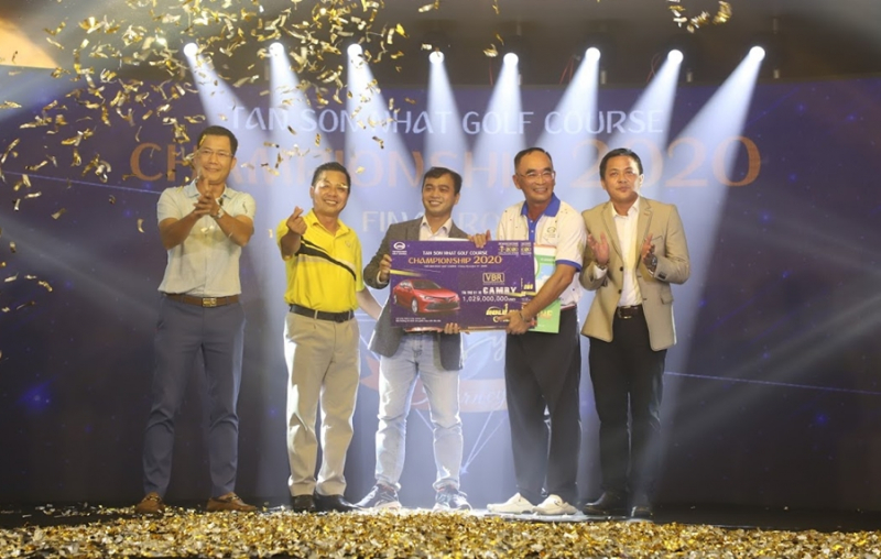 Golfer Trần Quang Huy nhận giải thưởng HIO từ các nhà tài trợ