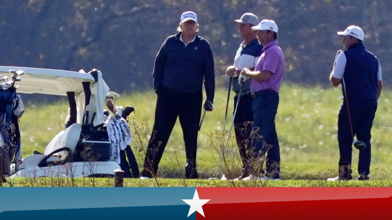 Chuyến chơi golf của ông Trump trưa 7/11, khi cuộc đối đầu với Joe Biden còn chưa ngã ngũ (Ảnh: Sky News)