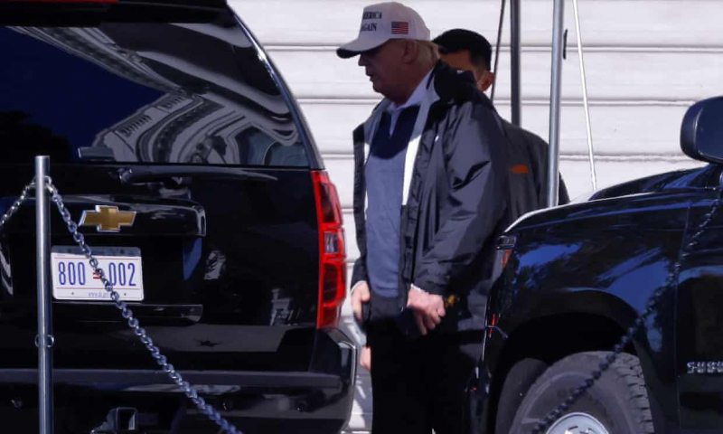 Donald Trump với trang phục giống như chơi golf rời Nhà Trắng khi số phiếu tiếp tục được kiểm. Ảnh: Carlos Barría / Reuters