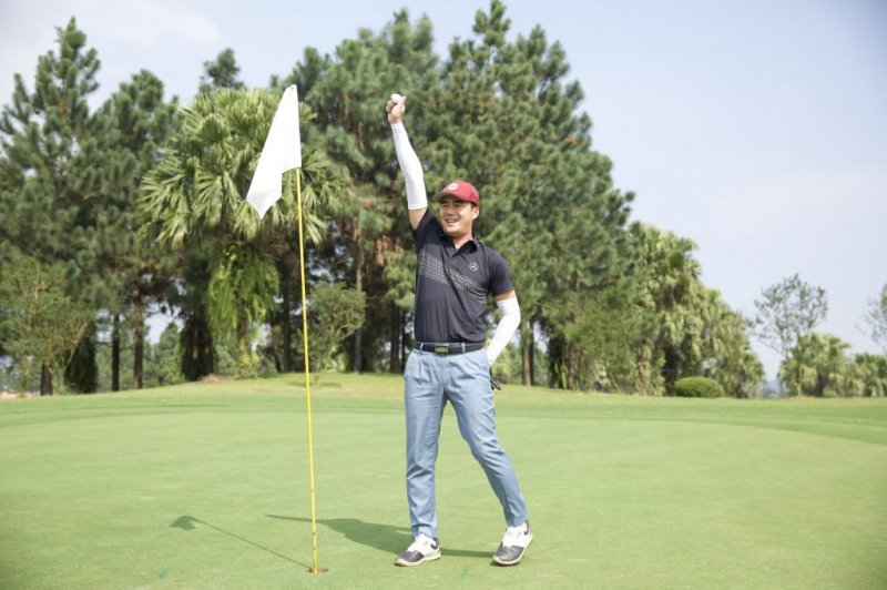 Golfer Nguyễn Anh Tuấn ghi HIO hôm 8/11 (Ảnh: Luật sư Việt Nam Online)
