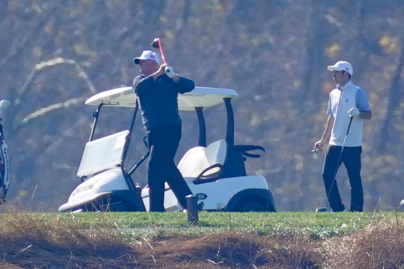 Chuyến chơi golf thứ hai liên tiếp của ông Trump (Ảnh: AP)
