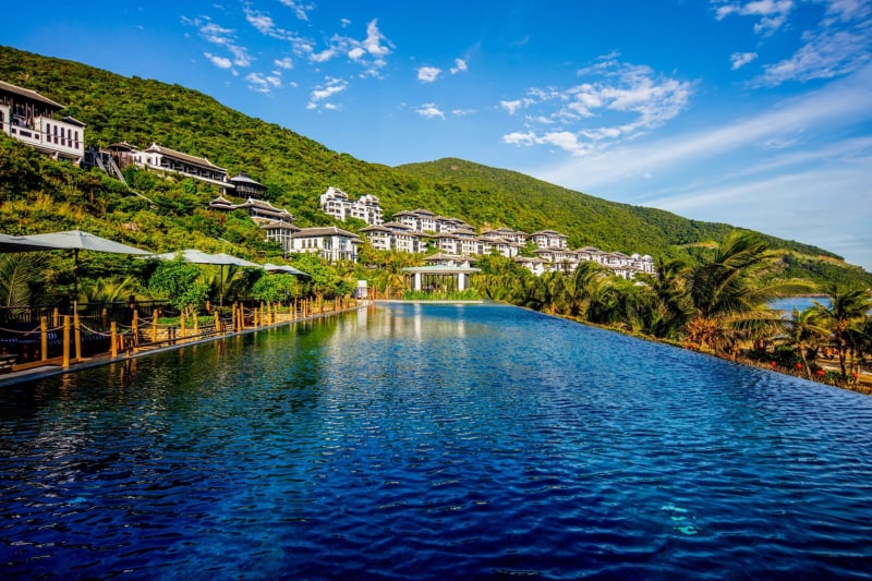 Resort do kiến trúc sư lừng danh Bill Bensley thiết kế với 4 tầng trải dài - Heaven (Thiên đường), Sky (Bầu trời), Earth (Mặt đất) và Sea (Biển cả).