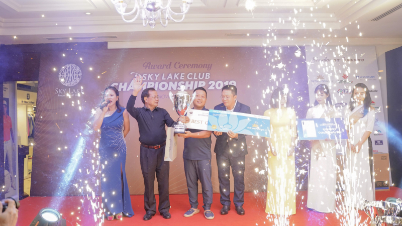 Nhà vô địch giải năm 2019 Nguyễn Bạch Dương (Gross 76 gậy)