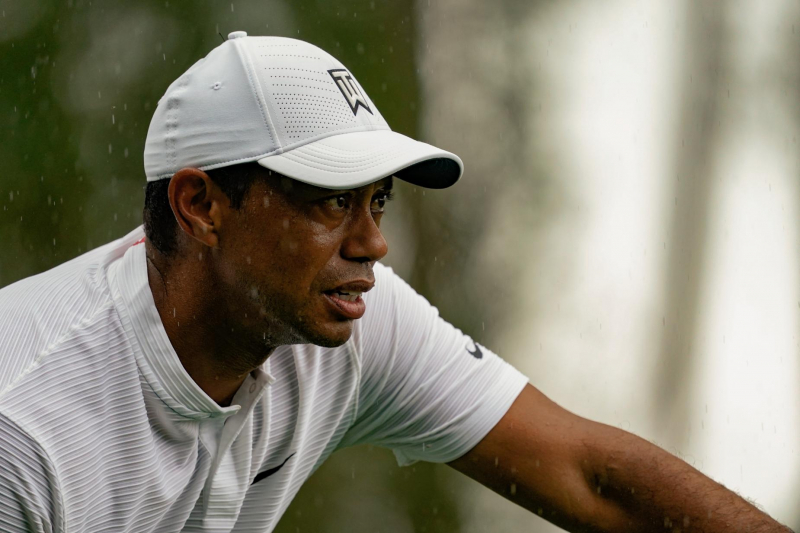 Bức ảnh đặc biệt được nhiều người yêu thích, cho thấy một Tiger Woods quyết tâm bảo vệ danh hiệu