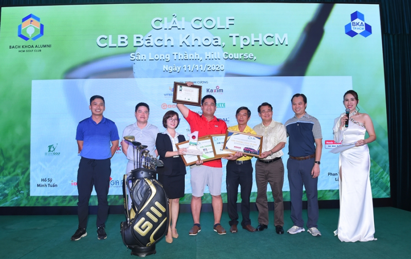 Golfer Đỗ Quang Huy nhận giải thưởng HIO tại đêm gala diễn ra tối cùng ngày
