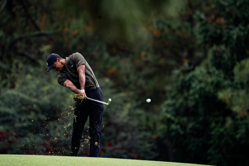 Woods khởi đầu thuận lợi cho hành trình giữ ngôi vương (Ảnh: Golf Digest)