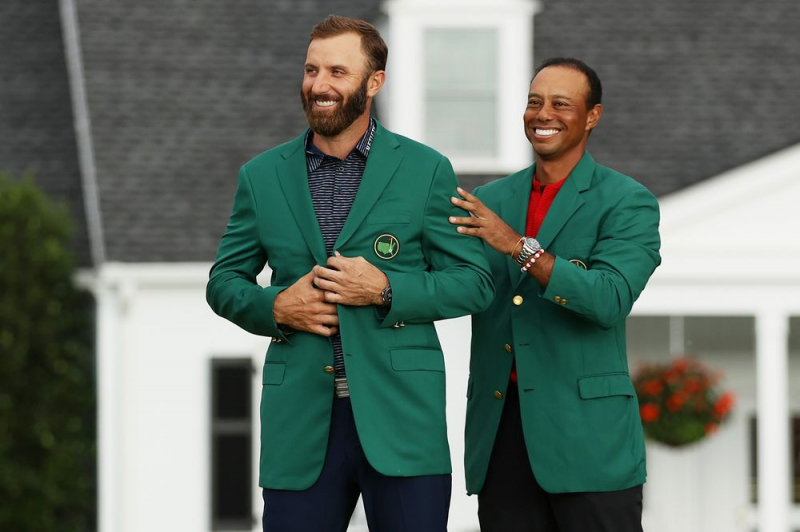 Khoảnh khắc Tiger Woods trao áo Green Jacket cho nhà vô địch Dustin Johnson
