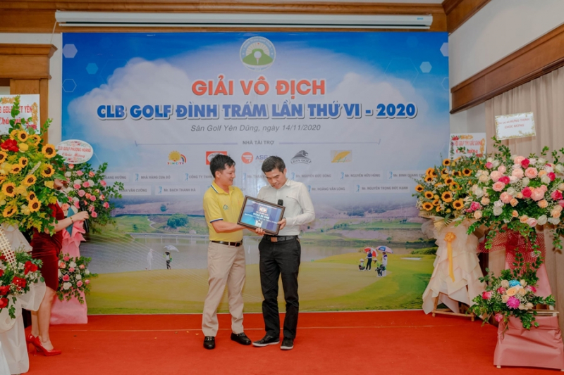 Golfer Lê Hữu Nam (phải) nhận giải Hole in One từ các nhà tài trợ (Ảnh: Sân golf Yên Dũng)