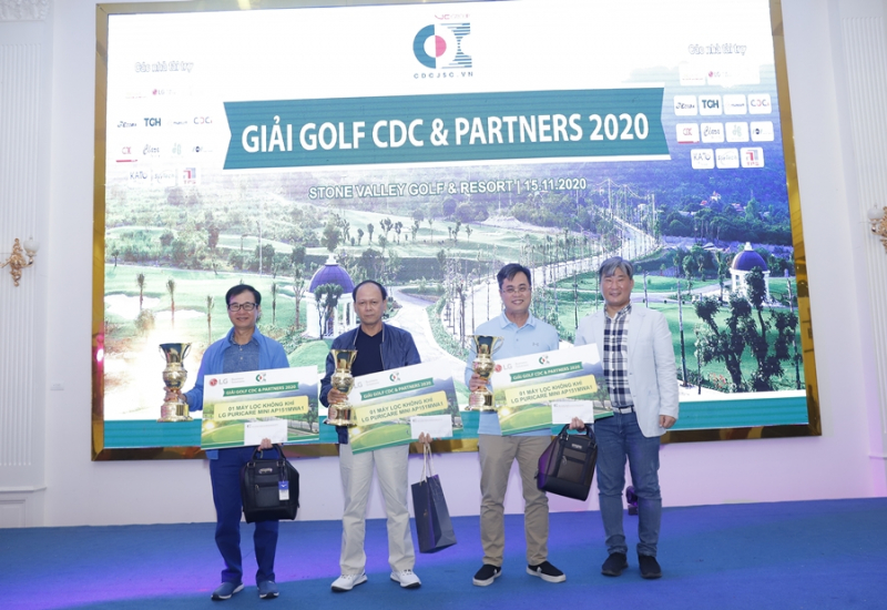 Ông Park Heon Chang - Giám đốc ngành hàng màn hình và giải pháp năng lượng Công ty LG trao cup và quà cho các golfer giải Ba của các bảng