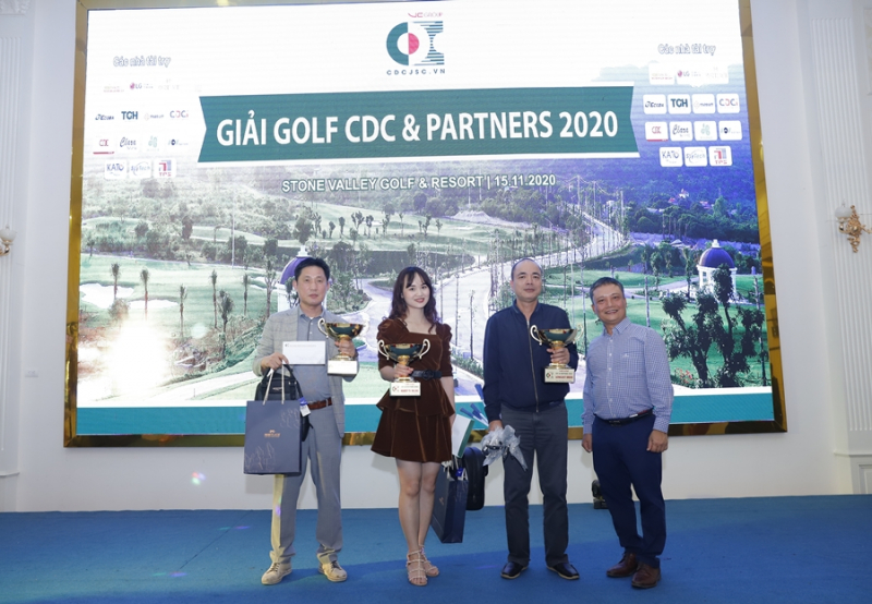 Ông Trần Tuấn Anh - TGĐ Công ty CDC chụp lưu biệm cùng golfer giành giải thưởng hạng mục Kỹ thuật