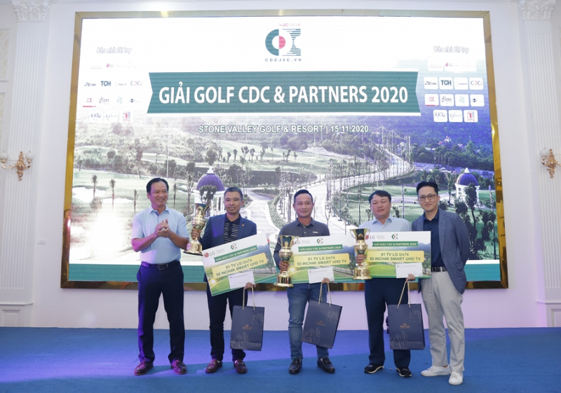 Ông Trần Bình Trọng - Chủ tịch Công ty CDC và Ông Ahn Sanghuynh- Giám đốc Ngành hàng điều hoà thương mại Công ty LG Golfer trao giải Nhất cho các golfer