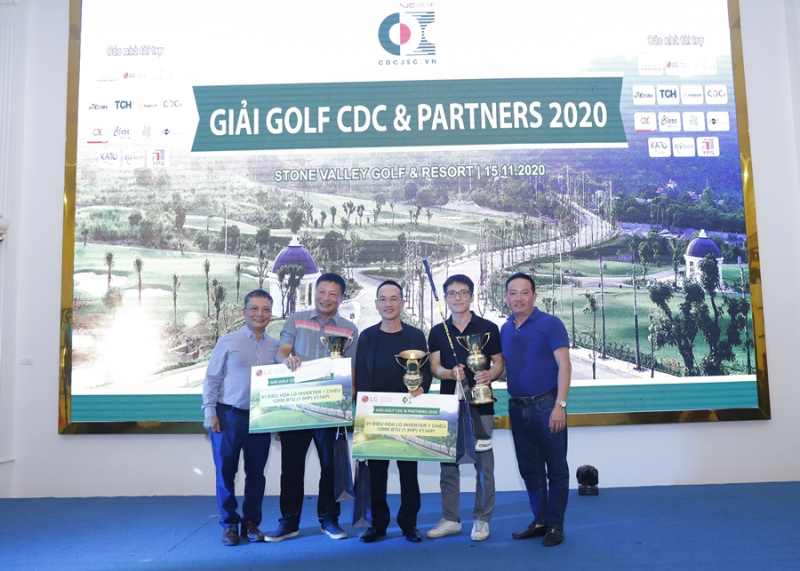 Ông Trần Tuấn Anh - TGĐ Công ty CDC và Ông Nguyễn Văn Nhung - Giám đốc Kinh doanh toàn quốc Công ty LG trao Cup và phần thưởng cho các golfer đạt giải Nhì