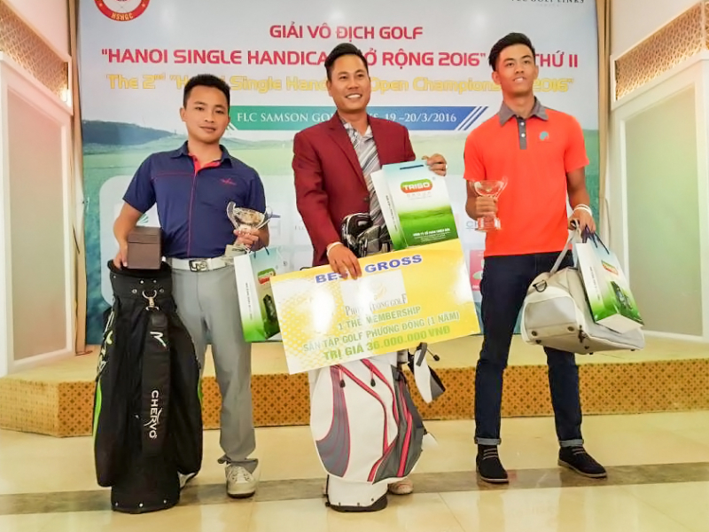 Golf thủ Nguyễn Văn Bằng (giữa) chiến thắng tại giải golf Hanoi Single Handicap Open 2016
