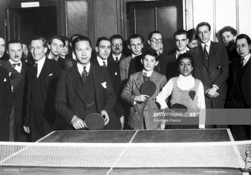 Vua Bảo Đại cầm vợt bóng bàn trong một hoạt động ở Paris năm 1932 (Ảnh: Getty Images)