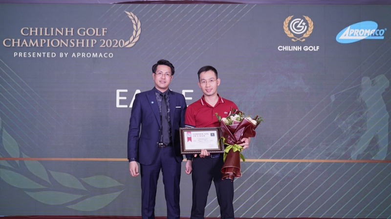 Nguyễn Tuấn Anh nhận chứng nhận Eagle