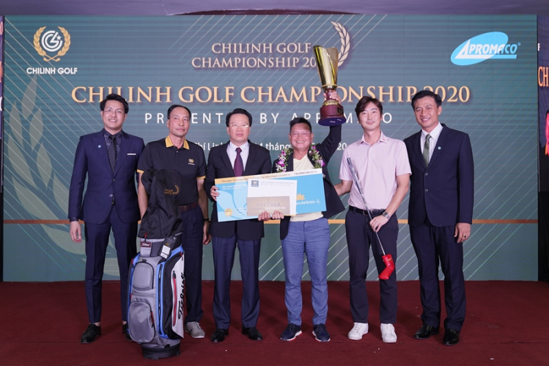 Golfer Đinh Hồng Phong nhận giải Best Gross