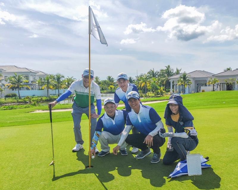 Golfer Phạm Văn Chất (đeo kính) sở hữu HIO đầu tiên trong lịch sử giải Vinpearl Golf Phú Quốc Club Open Championship (Ảnh: Vinpearl Golf)