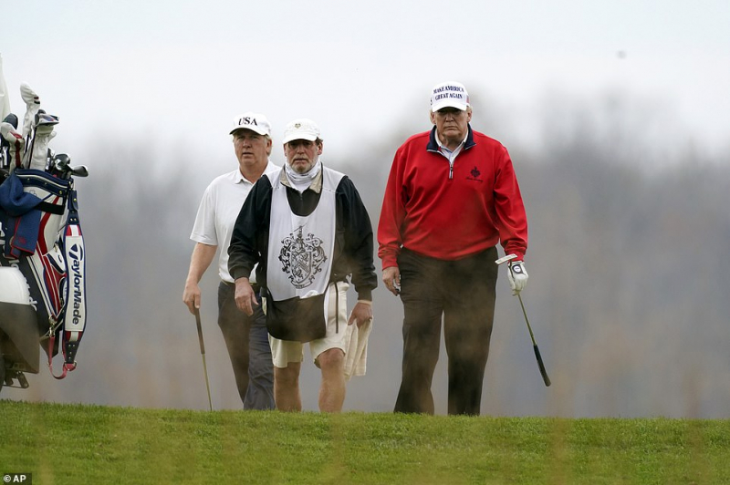 Chuyến chơi golf của ông Trump hôm 21/11 (Ảnh: AP)