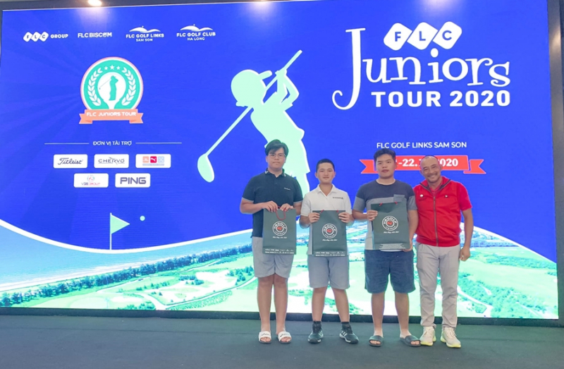Nguyễn Anh Minh (áo trắng) là golfer có thành tích tốt nhất vòng 1 FLC Hanoi Junior Golf Tour 2020