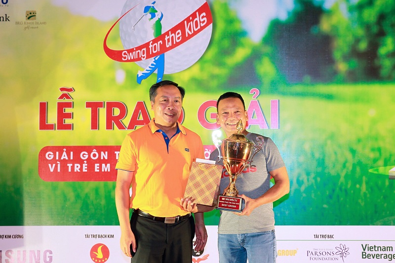 Golfer Nguyễn Xuân Hồng nhận giải Best Gross (Ảnh: báo Đầu tư)