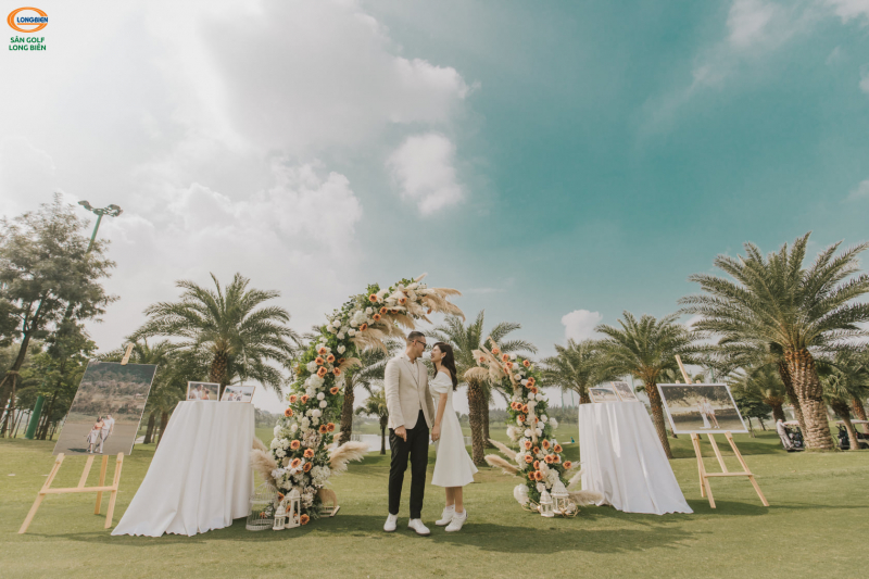 Khoảnh khắc ngọt ngào của cặp đôi tại sân golf Long Biên (Ảnh: Long Bien Golf Course)