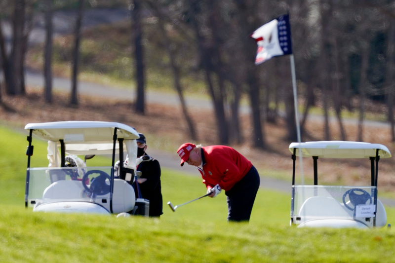 Chuyến đi tới sân golf lần thứ 300 của Tổng thống Trump (Ảnh: The Sun)