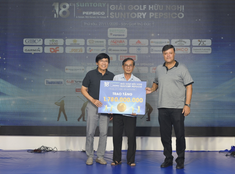 Ông Nguyễn Văn Rảnh, Phó chủ tịch Hội Bảo trợ người nghèo TP.HCM nhận 1.780.000.000 đồng quyên góp từ giải golf năm nay