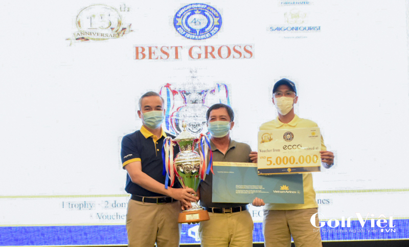 Golfer Hà Duy Hưng (giữa) nhận cúp vô địch