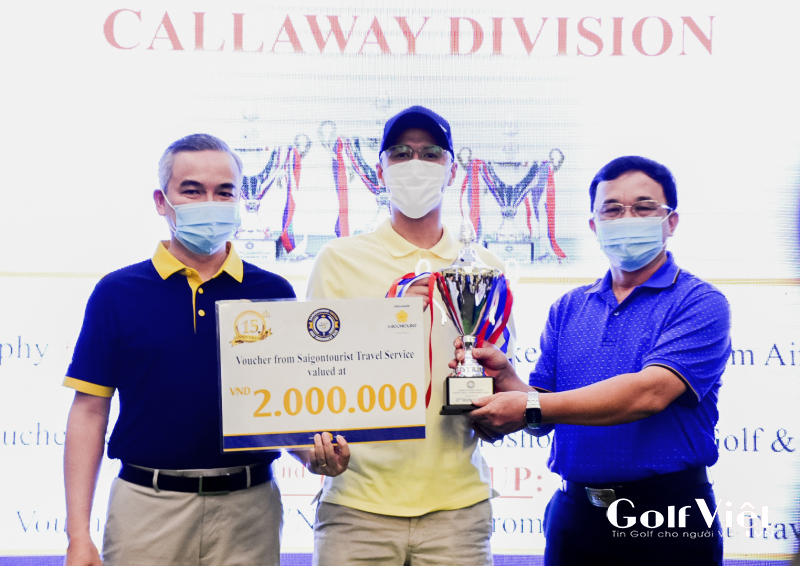 Golfer đoạt giải (giữa) tại bảng Callaway
